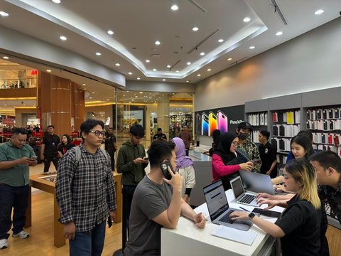 Unboxing iPhone 17 Pro Max Sebelum Rilis di Indonesia, Begini Isi Kotaknya. (Liputan6.com/ Yuslianson)