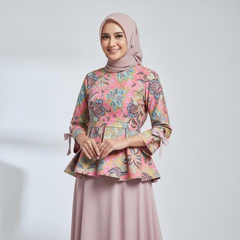 Gamis Batik Asimetris/ Ilustrasi AI