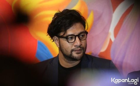 Di tengah kasus narkoba, Ammar Zoni manfaatkan waktu untuk menyapa ibu angkat serta pacar, Dr. Kamila, melalui sambungan video call. Seperti apa? (Foto: M. Altaf Jauhar)