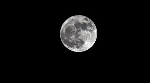 Bulan purnama terakhir tahun ini yang dikenal sebagai Cold Moon terbit melalui langit cerah melewati serangkaian lampu putih di corniche Doha, di Doha, Qatar, Rabu (7/12/2022). Bulan purnama