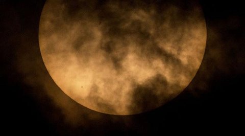 Bulan purnama terakhir tahun ini yang dikenal sebagai Cold Moon terbit melalui langit cerah melewati serangkaian lampu putih di corniche Doha, di Doha, Qatar, Rabu (7/12/2022). Bulan purnama