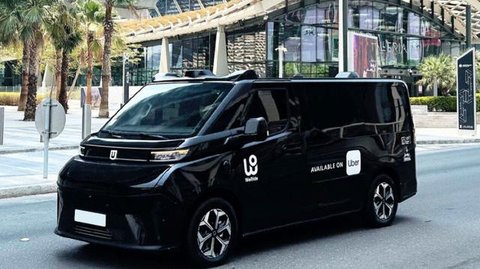 Tampak deretan robotaxi di Abu Dhabi (Arenaev)