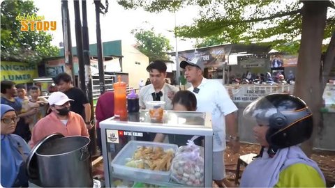 Potret model gerobak jualan bakso cilok aktor Sidik Eduard. [YouTube: deHakims Story]