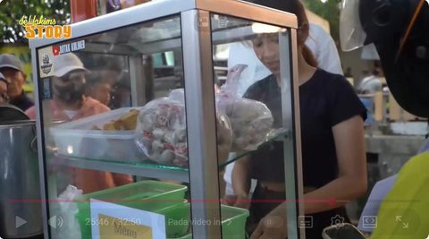 Potret model gerobak jualan bakso cilok aktor Sidik Eduard. [YouTube: deHakims Story]