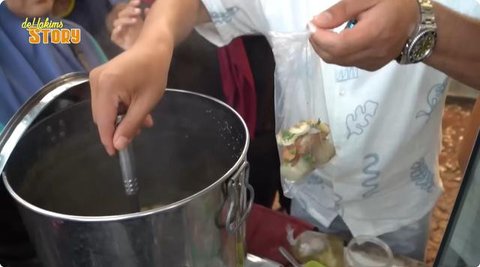Potret model gerobak jualan bakso cilok aktor Sidik Eduard. [YouTube: deHakims Story]