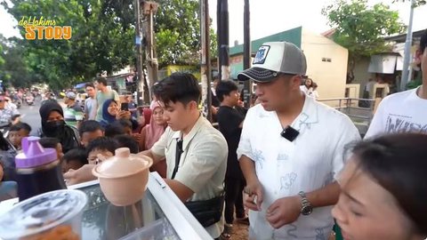Potret model gerobak jualan bakso cilok aktor Sidik Eduard. [YouTube: deHakims Story]