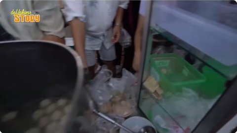 Potret model gerobak jualan bakso cilok aktor Sidik Eduard. [YouTube: deHakims Story]