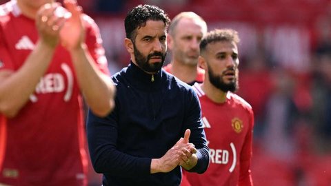 Pelatih kepala Manchester United asal Portugal, Ruben Amorim, memberi isyarat selama pertandingan Premier League Inggris antara Manchester United dan Brighton and Hove Albion di Old Traffo