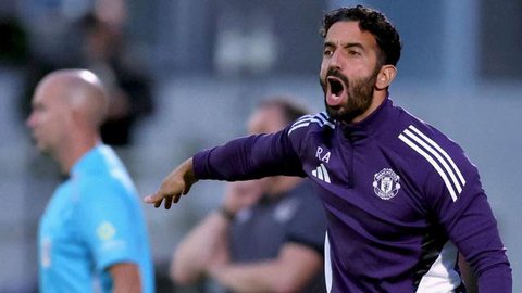 Pelatih kepala Manchester United asal Portugal, Ruben Amorim, memberi isyarat selama pertandingan Premier League Inggris antara Manchester United dan Brighton and Hove Albion di Old Traffo