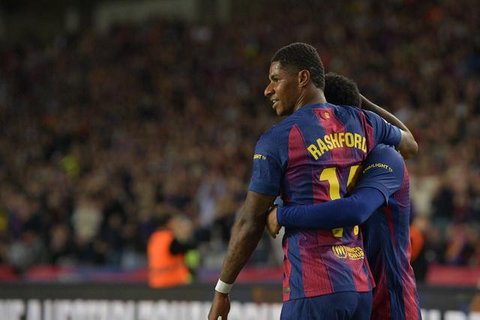 Penyerang Barcelona, Marcus Rashford, berselebrasi setelah mencetak gol ke gawang Olympiakos pada pada laga Liga Champions di Estadi Olimpic Lluis Companys, Rabu (22/10/2025) dini hari WIB. (