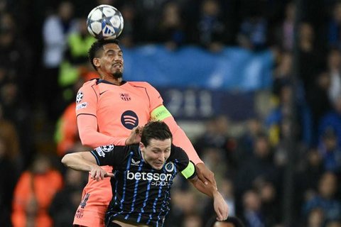 Di babak kedua, Barcelona tampil menekan. Pada menit ke-56, tandukan Ronald Araujo menambah keunggulan Barcelona atas Real Sociedad. (LLUIS GENE/AFP)