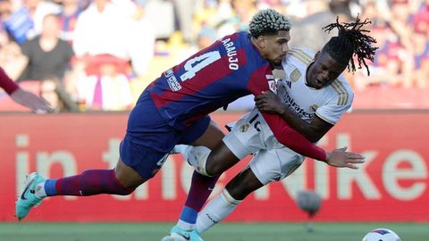 Di babak kedua, Barcelona tampil menekan. Pada menit ke-56, tandukan Ronald Araujo menambah keunggulan Barcelona atas Real Sociedad. (LLUIS GENE/AFP)