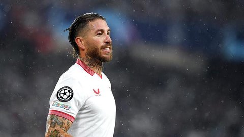 Bek Real Madrid, Sergio Ramos, melakukan selebrasi usai membobol gawang Athletic Bilbao pada laga La liga di Stadion San Mames, Minggu (5/7/2020). Real Madrid menang 1-0 atas Athletic Bilbao.