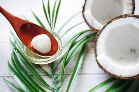 Mengandung asam lemak dan vitamin E, minyak kelapa dapat membantu menyamarkan bekas luka dan menjaga kelembapan kulit (Foto: Tijana Drndarski/Unsplash)