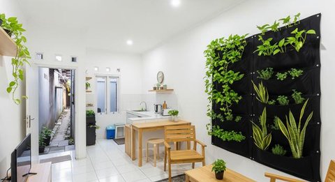 Desain Rumah Dalam Gang yang Terlihat Sempit dari Luar tapi Luas di Dalam/ Ilustrasi AI