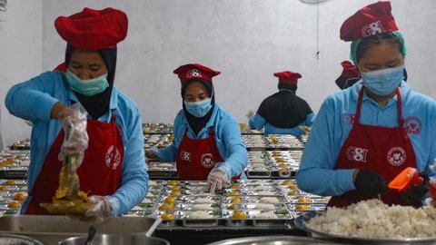 Program Makan Bergizi Gratis (MBG) menggunakan metode prasmanan untuk meningkatkan gizi anak-anak sekolah. Dengan dukungan teknologi dan kolaborasi ahli gizi, program ini mendukung kesehatan