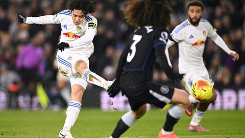 Sejumlah pemain Chelsea (kiri) dan pemain Leeds United berduel udara dalam laga lanjutan Liga Inggris 2025/2026 di Elland Road, Leeds, Inggris, Rabu (03/12/2025). (AP Photo/PA/Mike Egerton)