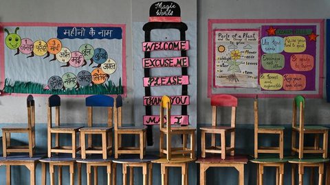 Warga New Delhi memprotes kurangnya tindakan pemerintah dalam menangani polusi udara yang memburuk di ibu kota India, pada Minggu, 9 November 2025. (Dok. AP/Manish Swarup)