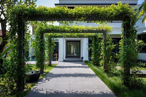 Model Tampak Depan Rumah Minimalis Asri dengan Tanaman Rambat. Foto: