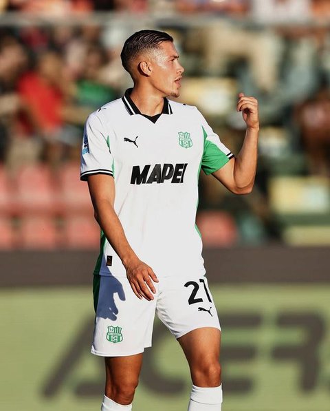 Pemain Venezia, Jay Idzes, duel udara dengan pemain Inter Milan, Lautaro Martines, pada laga lanjutan Liga Italia, di Stadion Giuseppe Meazza, Senin (4/11/2024). (AP Photo/Antonio Calanni)