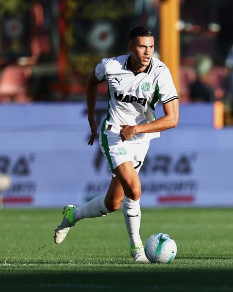 Pemain Venezia, Jay Idzes, duel udara dengan pemain Inter Milan, Lautaro Martines, pada laga lanjutan Liga Italia, di Stadion Giuseppe Meazza, Senin (4/11/2024). (AP Photo/Antonio Calanni)