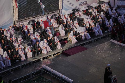 Pasangan Palestina berpartisipasi dalam upacara pernikahan massal di Kota Hamad, Khan Younis, Jalur Gaza, Selasa 2 Desember 2025. 54 pasangan muda Palestina di Gaza melangsungkan pernikahan m