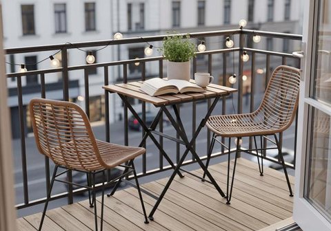 Desain Balkon Mini Ala Kafe Kecil (Image by Gemini AI)