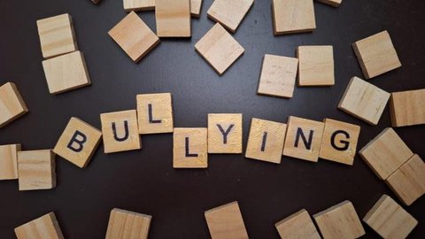 Didik anak supaya tidak menjadi sasaran bully (foto: Pexels/Mikhail Nilov)