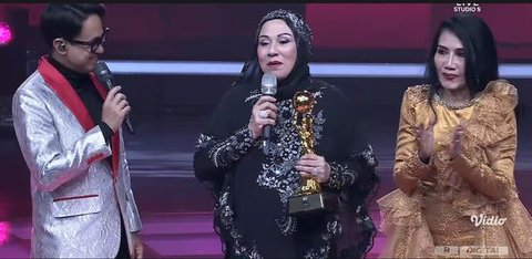 Camelia Malik mendapat Penghargaan Lifetime Achievement di Indonesia Dangdut Awards 2025, Kamis (4/11) di Studio Emtek City. (dok)