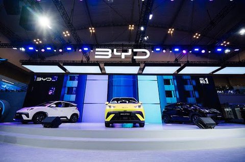 Sementara, di segmen roda dua, hadir pula Vespa, Royal Enfield, Aprilia, Piaggio, Moto Guzzi, DIBAO, hingga Polytron yang membawa opsi motor listrik dan motor konvensional. Tampak dalam foto,