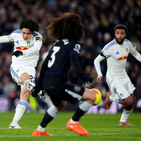 Jaka Bijol dari Leeds United (ketiga dari kanan) mencetak gol timnya dalam pertandingan Liga Inggris melawan Chelsea di Leeds, Inggris, Rabu, 3 Desember 2025. (Mike Egerton/PA via AP)
