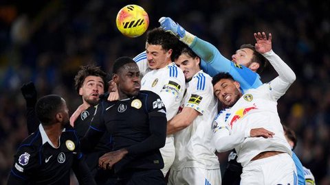 Jaka Bijol dari Leeds United (ketiga dari kanan) mencetak gol timnya dalam pertandingan Liga Inggris melawan Chelsea di Leeds, Inggris, Rabu, 3 Desember 2025. (Mike Egerton/PA via AP)