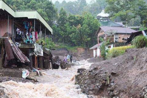Petugas tengah memperbaiki jaringa listrik di salah satu titk bencana di Sumatera Barat. (Dok BNPB)