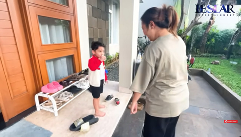 Potret Taman Rumah Lesti Kejora yang Minimalis/Youtube/Leslar Entertainment