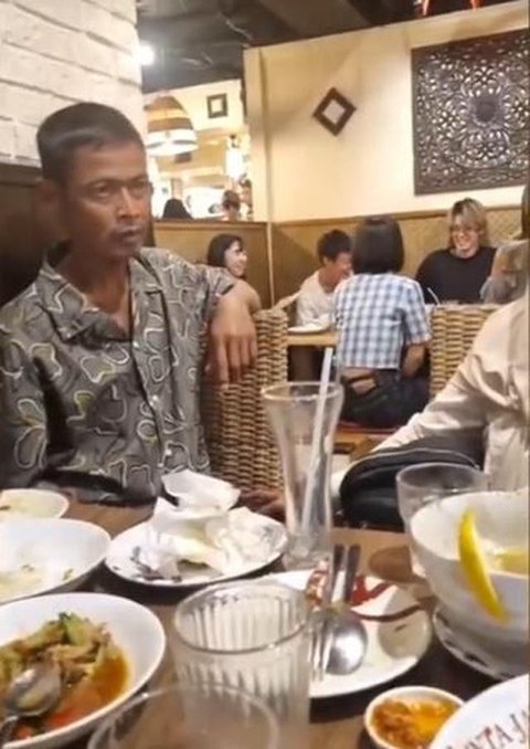 6 Potret Kesederhanaan Ayah Pratama Arhan, Sosok Hebat di Balik Kesuksesan Anak (TikTok/apaaja)