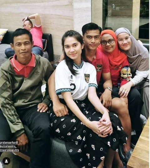 6 Potret Kesederhanaan Ayah Pratama Arhan, Sosok Hebat di Balik Kesuksesan Anak (TikTok/apaaja)