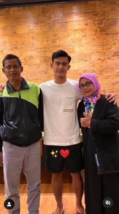 6 Potret Kesederhanaan Ayah Pratama Arhan, Sosok Hebat di Balik Kesuksesan Anak (TikTok/apaaja)