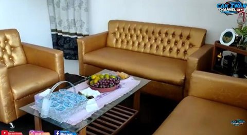 Potret Teras Rumah Sederhana Pratama Arhan di Desa, Sederhana Namun Penuh Kehangatan (sumber: YouTube Cak Iwan Channel New)