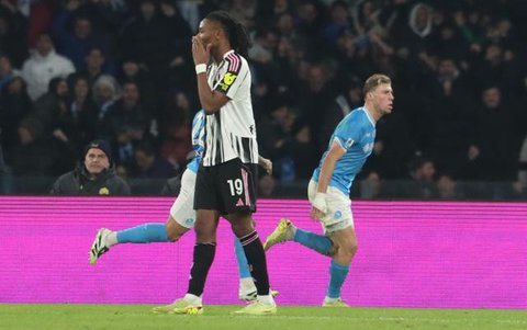 Gelandang Juventus, Manuel Locatelli (kiri), dalam pertandingan melawan Napoli pada lanjutan Serie A Liga Italia 2025/2026 di Stadion Diego Armando Maradona, Senin (8/12/2025) dini hari WIB.