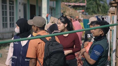 Muthia Nadhira istri Ferry Irwandi ikut jadi relawan banjir Sumatera. [IG: @jovialdalopez]