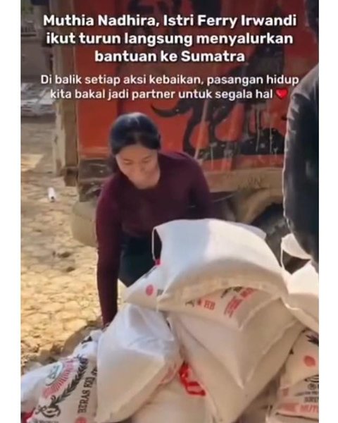 Muthia Nadhira istri Ferry Irwandi ikut jadi relawan banjir Sumatera. [IG: @jovialdalopez]