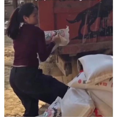 Muthia Nadhira istri Ferry Irwandi ikut jadi relawan banjir Sumatera. [IG: @jovialdalopez]
