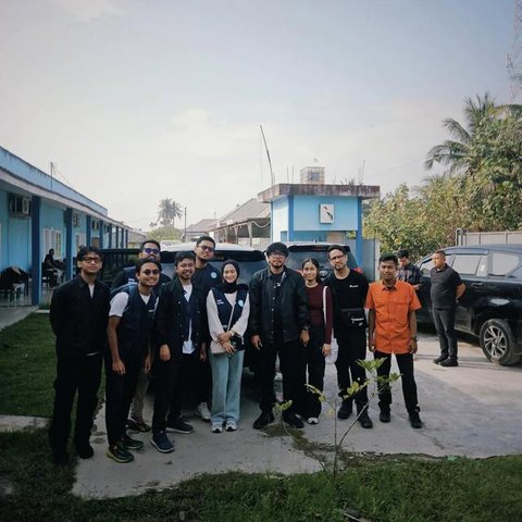 Muthia Nadhira istri Ferry Irwandi ikut jadi relawan banjir Sumatera. [IG: @jovialdalopez]