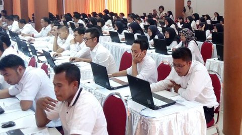 Peserta bersiap mengikuti tes Seleksi Kompetensi Dasar (SKD) calon pegawai negeri sipil (CPNS) di Gedung Wali Kota Jakarta Selatan, Jumat (26/10). Tes SKD CPNS diselenggarakan mulai 26 Oktobe