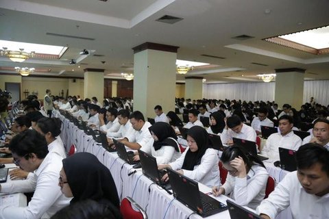 Peserta bersiap mengikuti tes Seleksi Kompetensi Dasar (SKD) calon pegawai negeri sipil (CPNS) di Gedung Wali Kota Jakarta Selatan, Jumat (26/10). Tes SKD CPNS diselenggarakan mulai 26 Oktobe