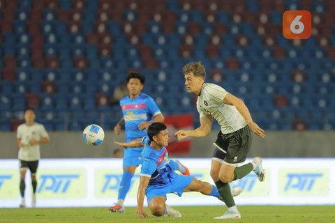 Pemain Timnas Indonesia U-17, Rahmat Arjuna, saat bertanding melawan Filipina U-22 pada lanjutan SEA Games 2025 di 700th Anniversary of Chiang Mai Stadium. (Bola.com/Bagaskara Lazuardi)