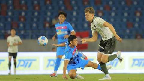Di babak kedua, Timnas Indonesia U-22 tampil lebih agresif. Tampak dalam foto, pemain Timnas Indonesia U-22, Rafel William Struick (kanan) berhadapan dengan dua pemain Filipina, Gavin Muens (