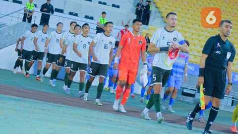 Di babak kedua, Timnas Indonesia U-22 tampil lebih agresif. Tampak dalam foto, pemain Timnas Indonesia U-22, Rafel William Struick (kanan) berhadapan dengan dua pemain Filipina, Gavin Muens (