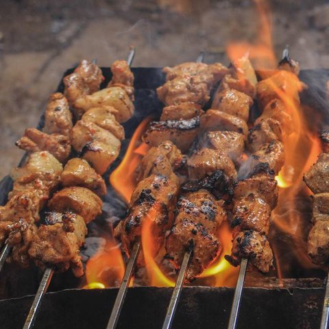 Ilustrasi Sate Ayam Bumbu Kecap Credit: freepik.com