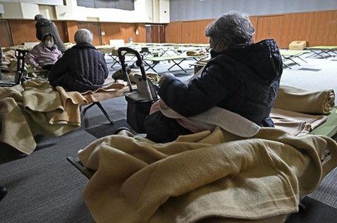 Penampakan sebuah kantor di Hakodate, Hokkaido, Jepang, pasca guncangan gempa magnitudo 7,5 yang terjadi Senin (8/12/2025) pukul 23.15 waktu setempat. (Dok. Kyodo News via AP)